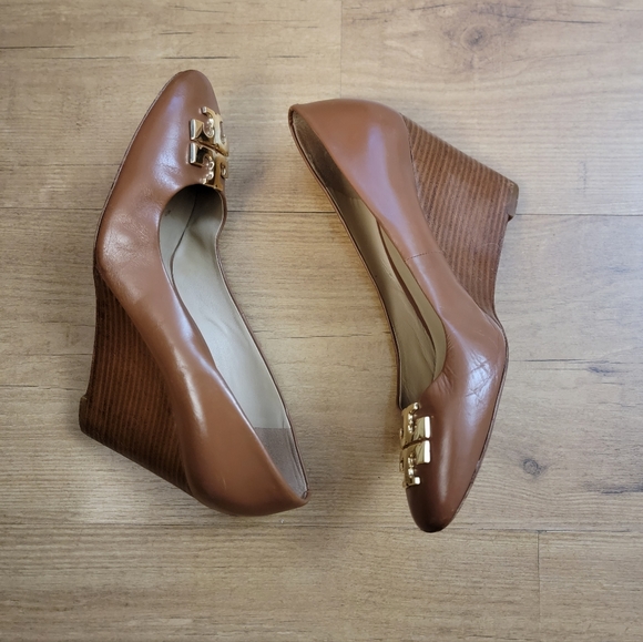 Tory Burch Brown Leather Raleigh Medallion Gold Wedge Heels - Picture 5 of 11